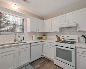 ATH - Downtown Woodstock Luxury - Walk to Cherokee Amphitheater (1/4 mile) 3 Bedroom - Woodstock - Cocina