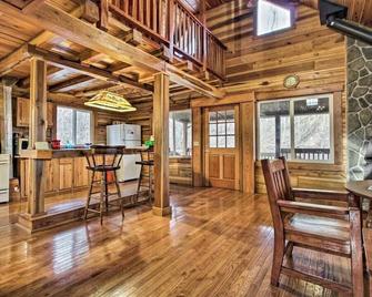 Log Cabin in the Mountains! Large family friendly! - Bedford - Comedor
