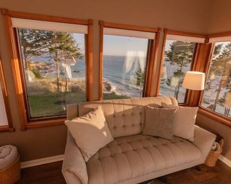 Casa Ballena of the Lost Coast - Whitethorn - Living room