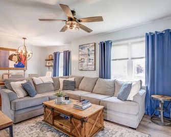 Harbor Water Views: Embrace the Tranquil Tide at this Oasis escape! - Copiague - Living room