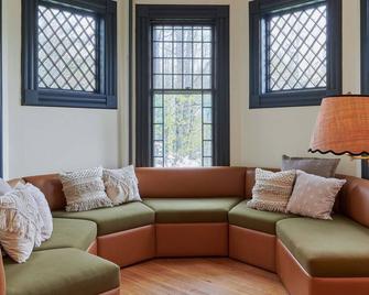 The Constance by The Lenox Collection - לנוקס - סלון