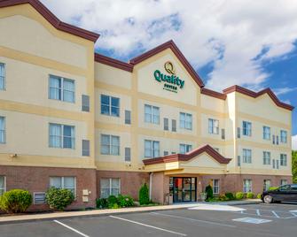 Quality Suites - Speedway - Building