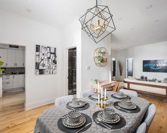 Downtown Luxe: Metro, King Bed, Parking, Sleeps 6 - Montreal - Essbereich