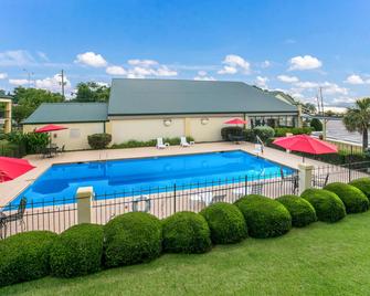 Quality Inn and Suites near Lake Eufaula - Eufaula - Zwembad