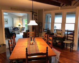 Cottage on Saratoga Lake within 10 minutes to Race Track and Broadway Avenue - Saratoga Springs - Dining room