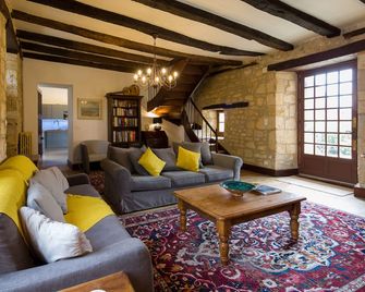 In the heart of Domme, a charming house with garden and jacuzzi - Domme - Wohnzimmer