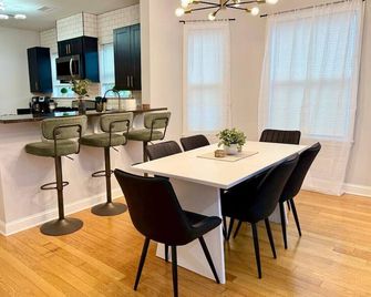 Stay in Lowell - 3 bedroom with master suite - Lowell - Dining room