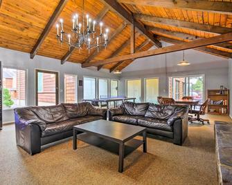 Lincoln Beach Condo w/ Balcony + Ocean Views! - Lincoln Beach - Sala de estar