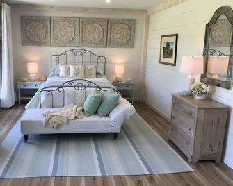 Newly Renovated Carriage House surrounded by water and lush gardens. - East Boothbay - Bedroom