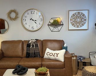 Whimsical cottage next to beautiful park setting - Fort Dodge - Huiskamer