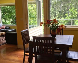 Twin Creek Cottage- a secluded forest retreat. - Warburton - Comedor