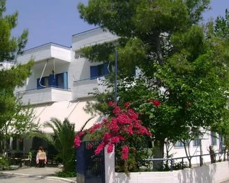 To Kyma - Amárynthos - Building