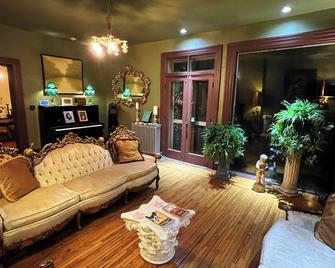 Roff Home: Award-Winning 1868 Victorian Italianate Villa - Watseka - Sala de estar