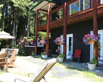 Romantic Cove - Ocean room, deck & hot-tub - Ucluelet - Innenhof
