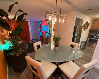 Poolside Palm Springs Getaway - Palm Springs - Ruang makan