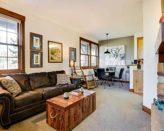 Ski-in/ski-out Granby Ranch Condo w/ Fireplace! - Granby - Living room