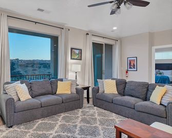 Spacious Home with Hot Tub & Splash Pad Near Zions - La Verkin - Living room