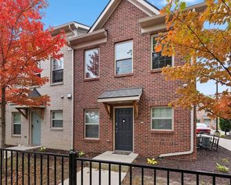 Stylish and Cozy 1-BR Detroit - Detroit - Building