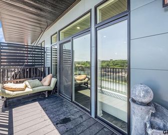 Modern 3-Story Townhome - Omaha - Balkon