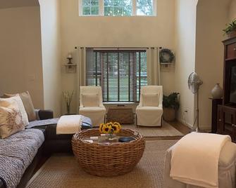 Indulge in an Elegant Upstate Getaway - Rhinebeck - Living room