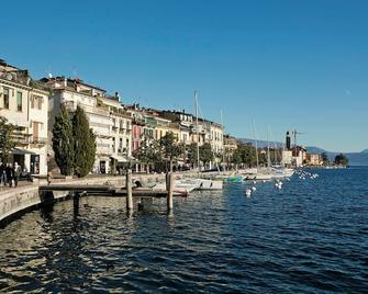 Berny 100m from lake & Private garage - Happy Rentals - Salò - Extérieur