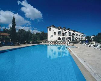 Altinkaya Holiday Resort - Kyrenia - Piscina