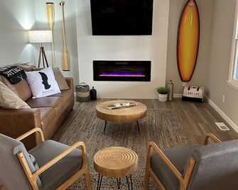 2 Miles to Detroit Lakes Restaurants! Cozy 4-Bedroom Munson Lake Home. - Detroit Lakes - Living room