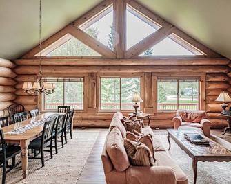 The Right Stuff Rental - Custom log home nestled in the trees! Minutes to Sunday River! - Newry