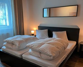 Beautiful, sunny ground floor apartment with 3 rooms and garden - Poschiavo - Bedroom