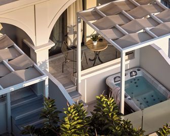 Nikon Boutique Hotel - Kalamaki