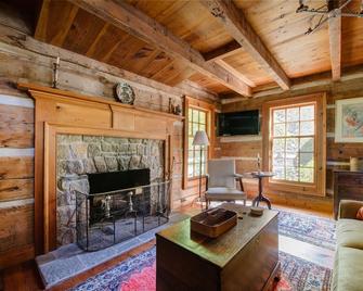 Two Stone Row: Tim`s Cabin | 1 Bed, 1 Bath - Earlysville - Living room