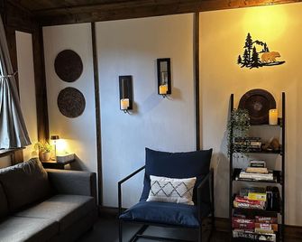 Private and cozy cabin with mountain views! Minutes away from historic Hope BC. - Hope - Living room