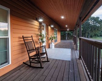 Adventure Acres Log Cabin – Zipline, Arcade, Fishing, Bluey themed room & More! - Cushing - Balcony