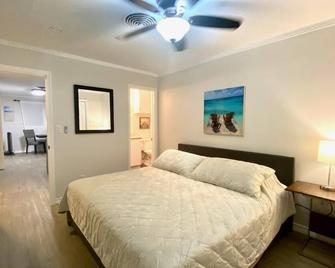 Midtown Escape - located in the heart of Graham, Texas - Graham - Bedroom