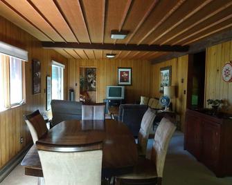 Cheboygan River front Home near Mullet Lake; Quiet, Private setting - Cheboygan - Sala pranzo