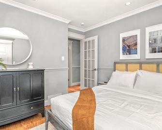 Perfect 2 Bedroom Retreat | The River Home - Dearborn - Bedroom