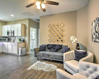 Cozy Peoria Apartment - Golf, Hike and Bike! - Sun City West - Living room