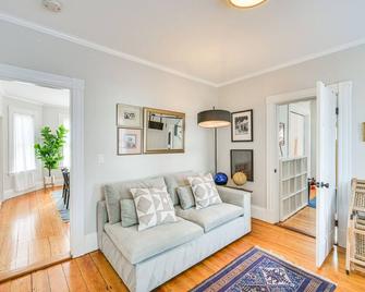 Bright & Pet-friendly Home: 2 Mi to Harvard Square - Watertown - Living room