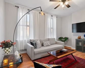 Be in the heart of Mardi Gras - Across from Duke's - St. Louis - Living room