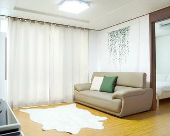 [New!! Cheongdam Porsche - 3bdr2bath 5min Walk! - Seoul - Living room