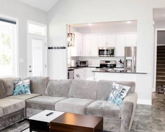 Perfect Private Getaway By Ecu - Greenville - Living room