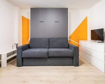 Ud-L483-Cast68a1 - Castellana Mono 68 - Udine - Salon