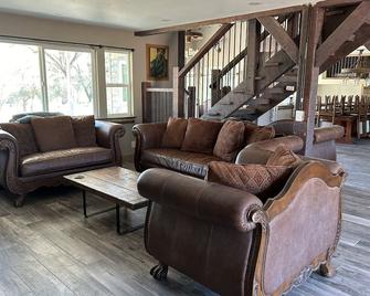 Bonanza Barn Retreat - Loomis - Sala de estar