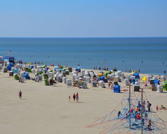 Apartments on the dike directly on the North Sea coast - Nessmersiel - Strand