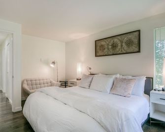 Moon River Suites 1 - On River, Private Hot Tub, Downtown By North Bend Escapes - North Bend - Bedroom