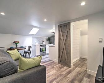 Dtwn Golden Apt Less Than 9 Mi to Red Rocks Amphitheater! - Golden - Living room