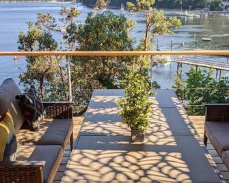 Beautiful beachside 1 bedroom w large private deck- trails & beach on your door. - Crofton - Balcony