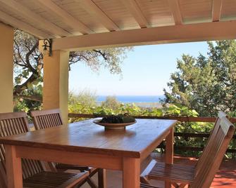 Quiet apartment, large terrace on the mountainside, sea view, WiFi, garden, green energy - San Teodoro - Patio