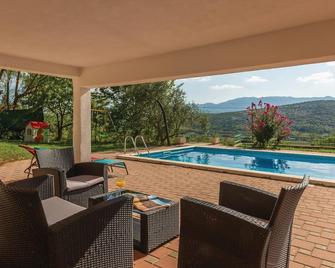 Amazing Home in Vojnic Sinjski With Wifi and 3 Bedrooms - Trilj - Piscina