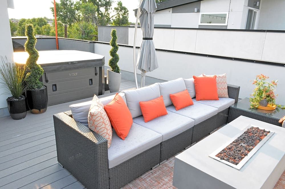 NEW! Spacious and Modern Highlands Townhome with Breathtaking City Views! - דנבר - פטיו